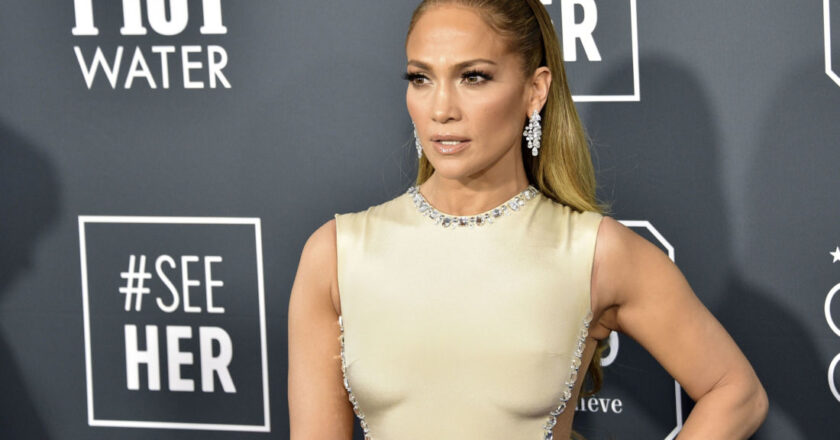 Jennifer Lopez enflamme la Toile par sa totale nudité