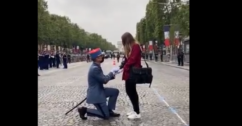 un soldat fait sa demande en mariage en direct sur les Champs-Elysées