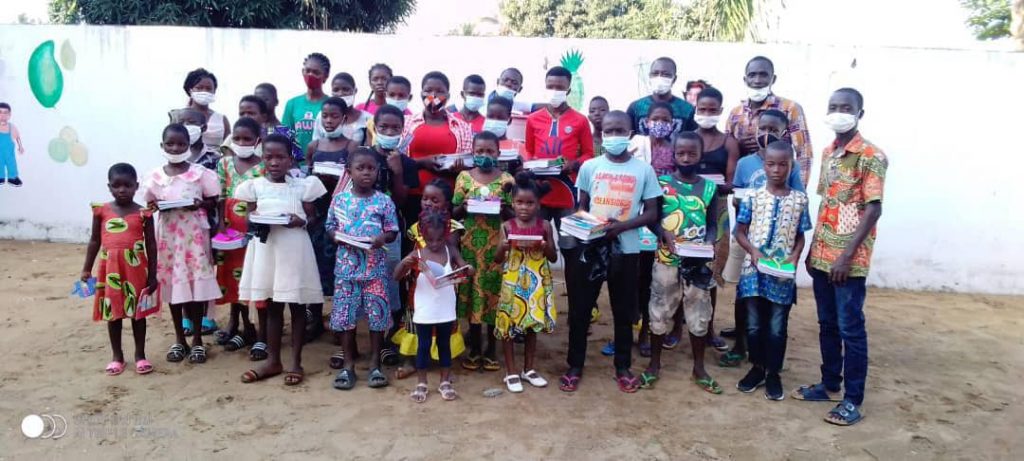l'Association JSET soutient les enfants démunis dans le canton d’Adétikopé pour une bonne rentrée scolaire