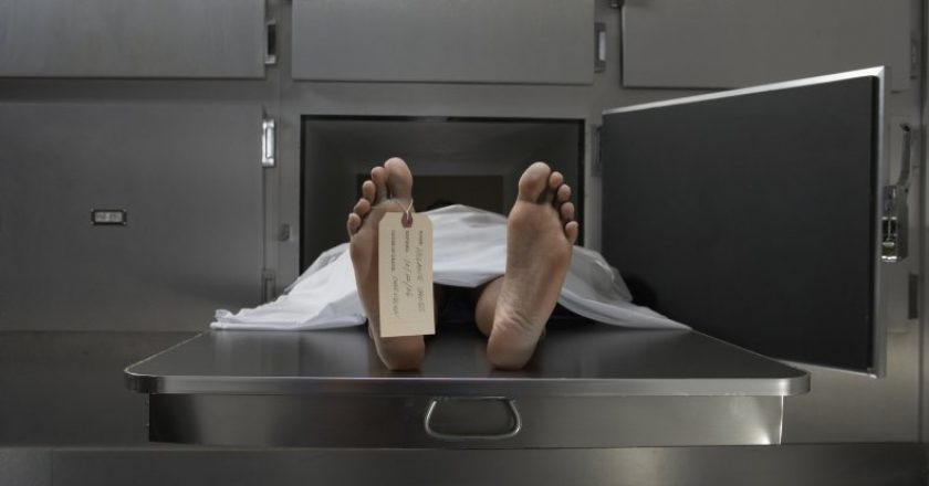 Un Riche Homme Surpris en Train de Coucher Avec Un Cadavre à la Morgue