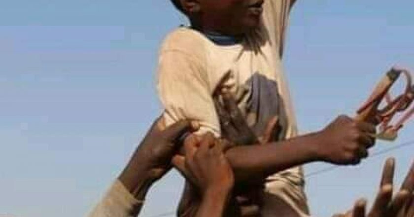 BURKINA FASO : un enfant de 13 ans détruit un drone français par son lance-pierre