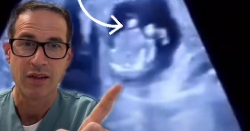 une échographie révèle un bébé logé dans le foie de sa maman
