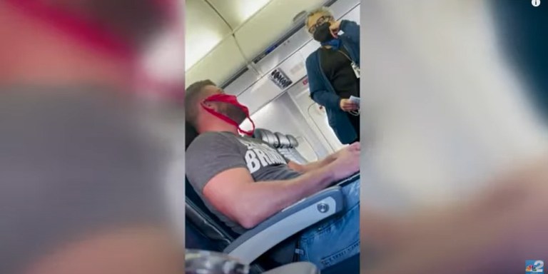 Il porte un string rouge à la place d’un masque et se fait expulser d’un avion