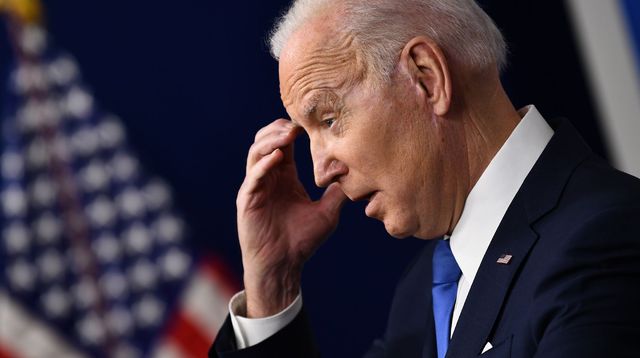 le président Biden critiqué après avoir insulté un journaliste de connard en direct