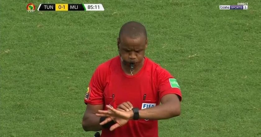 CAN 2021 : « c’était une situation étrange », l’arbitre qui a sifflé la fin du match Tunisie-Mali à la 89e minute explique ce qui lui était arrivé