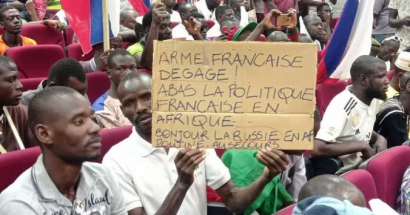 Burkina Faso : « non à la coopération militaire avec la France, Oui à la Russie », la société civile bouillonne