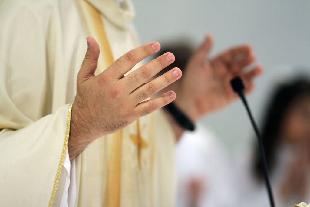 France : un prêtre se fait cracher dessus lors de la bénédiction des fidèles