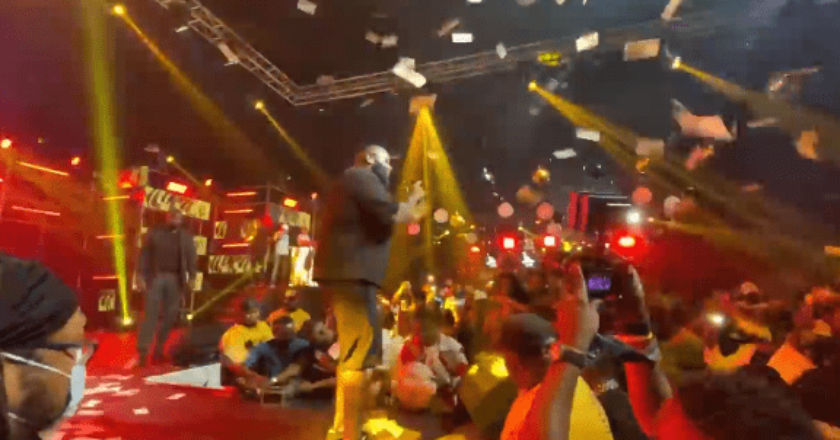 Nigéria : Rick Ross fait pleuvoir l’argent lors d’un spectacle