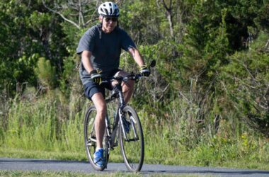 Joe Biden tombe lors d'une balade à vélo