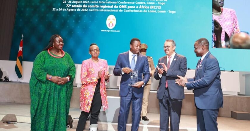 Togo : Faure Gnassingbé reçoit un certificat de reconnaissance de l’OMS