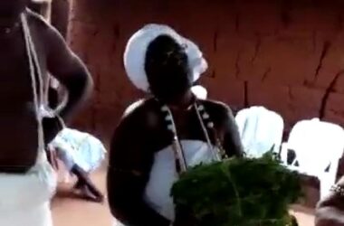 Togo : En plein rituel, des adeptes vaudous sont filmés en train de réciter le "Notre Père"