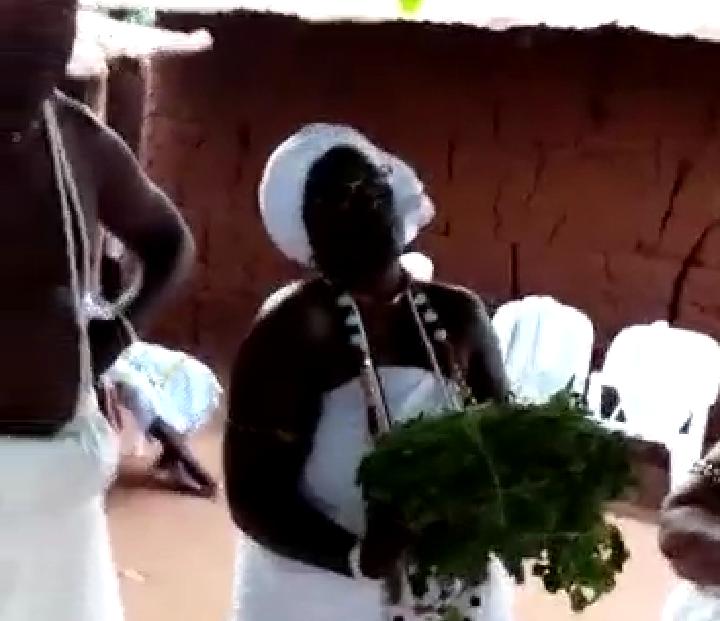 Togo : En plein rituel, des adeptes vaudous sont filmés en train de réciter le "Notre Père"