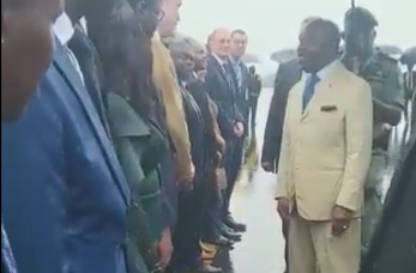 Gabon : des autorités recevant Ali Bongo sous la pluie fait jaser