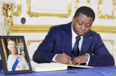 Obsèques d'Elizabeth II : Faure Gnassingbé signe le livre de condoléances