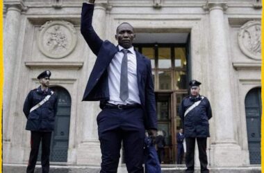 Italie : le 1er député noir élu fait son entrée au parlement en bottes