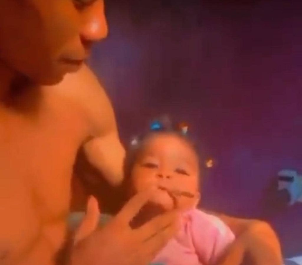 [Vidéo] Un homme donne à fumer de la marijuana à un bébé ; la toile sous le choc