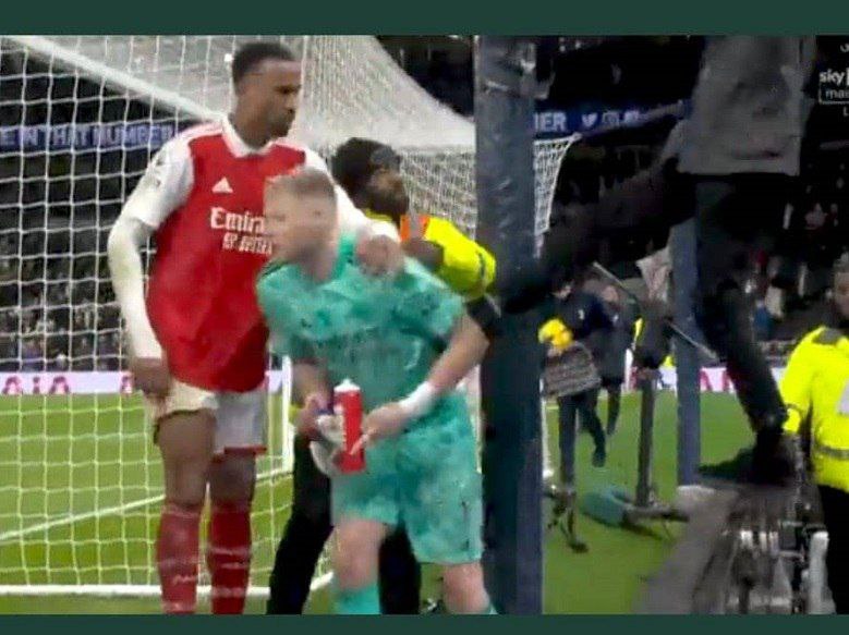 Premier League un fan de Tottenham donne un coup de pied au gardien d'Arsenal (vidéo)